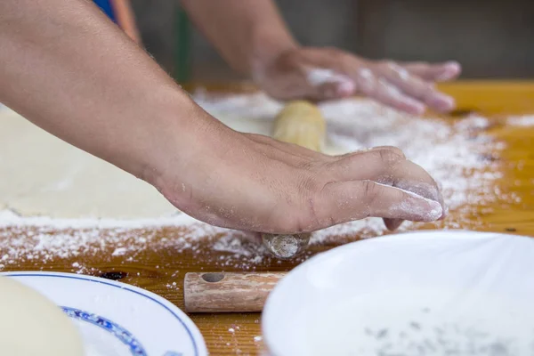 Gedeeltelijke Weergave Van Chef Kok Man Handen Voorbereiding Deeg Keuken — Stockfoto