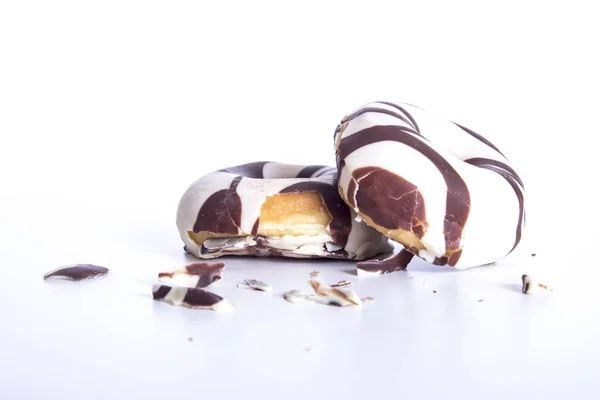 Söt Choklad Glaserade Munkar Isolerad Vit Yta Med Smulor — Stockfoto