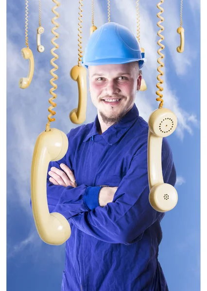 Εργαζόμενος Άνθρωπος Που Φοράει Μπλε Κοστούμι Και Κράνος Θέτοντας Και — Φωτογραφία Αρχείου