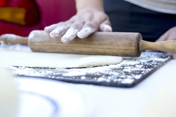 Närbild Person Som Förbereder Pizzadeg — Stockfoto