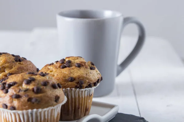 Närbild Cupcakes Dekorerade Med Choklad Chips Tallriken Bordet Med Tekopp — Stockfoto