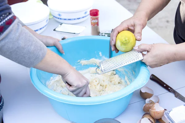 Primo Piano Persone Che Preparano Pasta Ciotola Blu Utilizzando Plane — Foto Stock