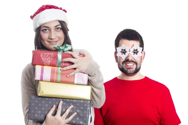 Frau Mit Weihnachtsmann Rotem Hut Mit Geschenken Mann Steht Daneben — Stockfoto