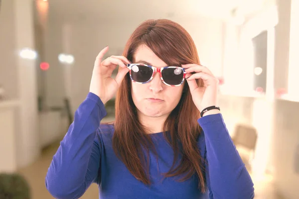 Güzel Kız Komik Ifade Ile Güneş Gözlüğü Takıyor — Stok fotoğraf