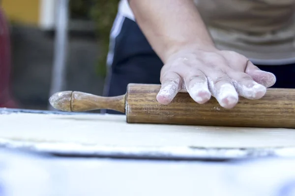 Abgeschnittenes Bild Einer Person Die Küchentisch Teig Mit Hölzernem Nudelholz — Stockfoto