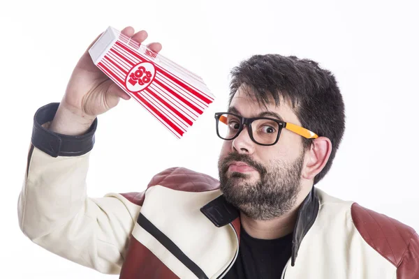 Hombre Gafas Sosteniendo Caja Maíz Pop Mirando Cámara — Foto de Stock