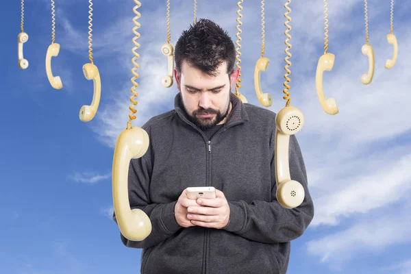 Homem Contra Céu Cercado Por Pendurado Telefone Moda Antiga Auscultador — Fotografia de Stock