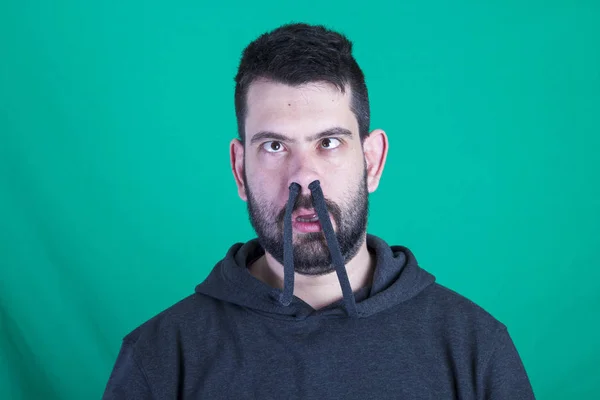 Retrato Hombre Tonto Haciendo Cara Divertida Con Ojos Oblicuos Cuerdas —  Fotos de Stock