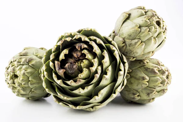 Beyaz arka planda, enginar taze sebze