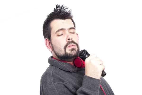 Homem Cantor Caucasiano Com Olhos Fechados Segurando Cantando Microfone Estúdio — Fotografia de Stock