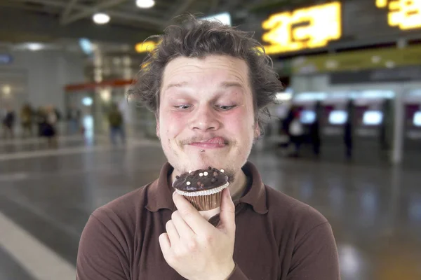 Bewaffneter Mann Mit Muffin Kuchen Flughafenterminal — Stockfoto