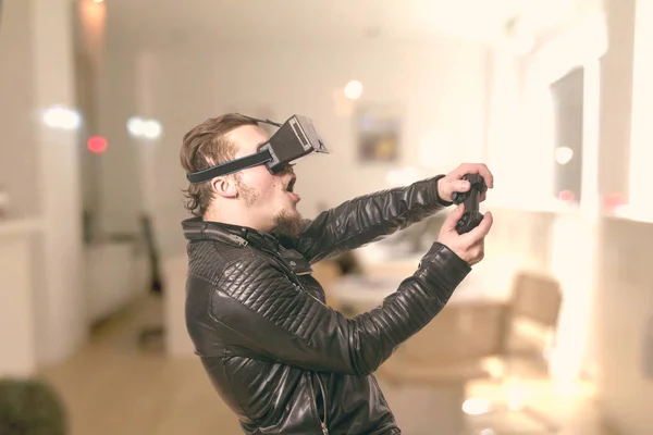 Uomo Scioccato Indossando Occhiali Giocando Simulazione Realtà Virtuale Casa — Foto Stock