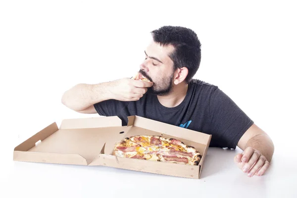 Білий Чоловік Їсть Піцу Коробки Студії — стокове фото