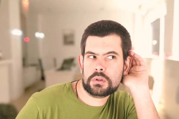 Hombre Escuchando Cogido Mano Oído Vistiendo Camiseta Verde —  Fotos de Stock