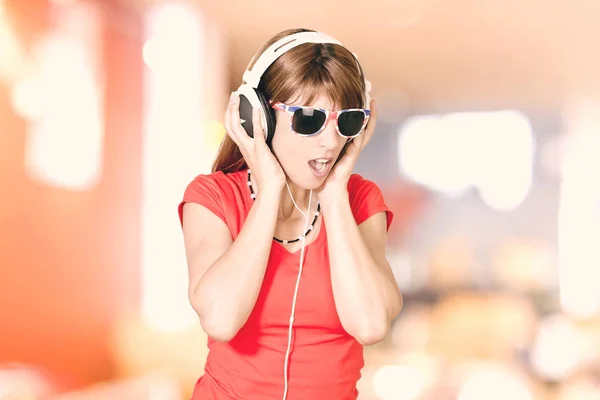 Schöne Mädchen Mit Kopfhörer Rotem Hemd Und Sonnenbrille Musik Hören — Stockfoto