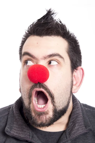 Zszokowany Mężczyzna Nos Czerwony Pajac Pozowanie Studio Szukasz Drogi — Zdjęcie stockowe
