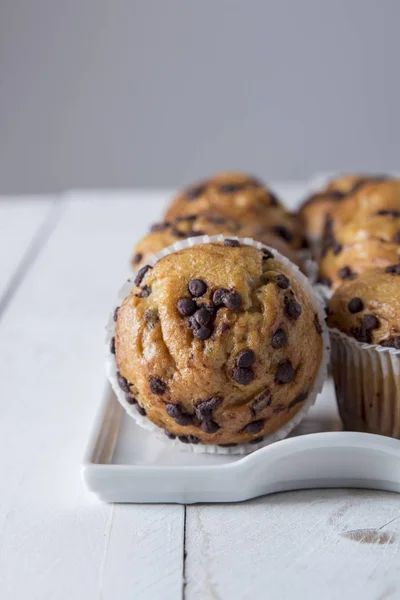 Närbild Cupcakes Dekorerade Med Choklad Chips Tallriken Bordet — Stockfoto