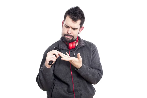 Mężczyzna Trzymając Mikrofon Patrząc Palce — Zdjęcie stockowe