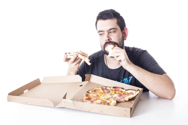Caucásico Hombre Comiendo Sabrosa Pizza Caja Estudio — Foto de Stock