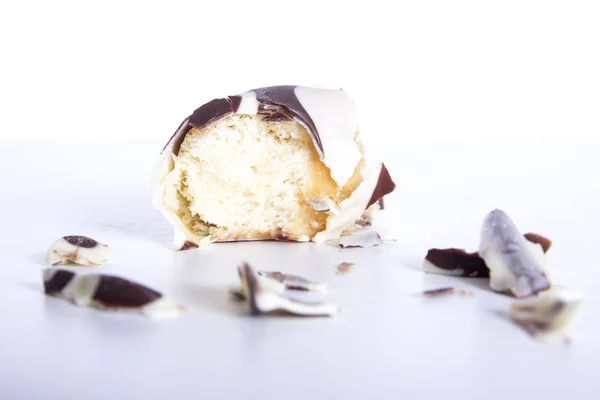 Gebeten Chocolade Geglazuurde Donut Witte Ondergrond Met Kruimels — Stockfoto