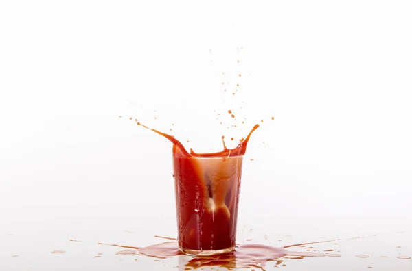 Tomatensap Spatten Glas Wit Oppervlak — Stockfoto