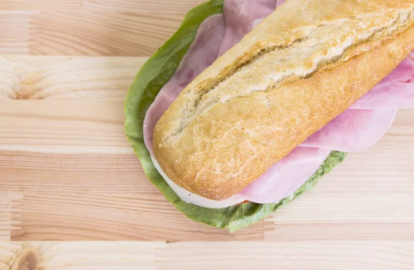 베이컨 고기와 샐러드 나뭇잎 바게트 샌드위치 — 스톡 사진