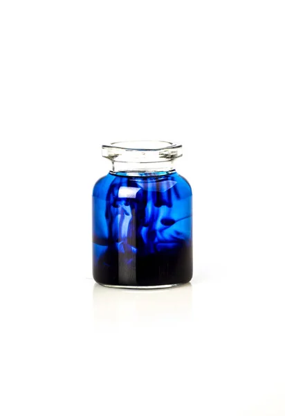 Крупный План Стеклянной Бутылки Голубой Жидкостью Изолированной Белом — стоковое фото