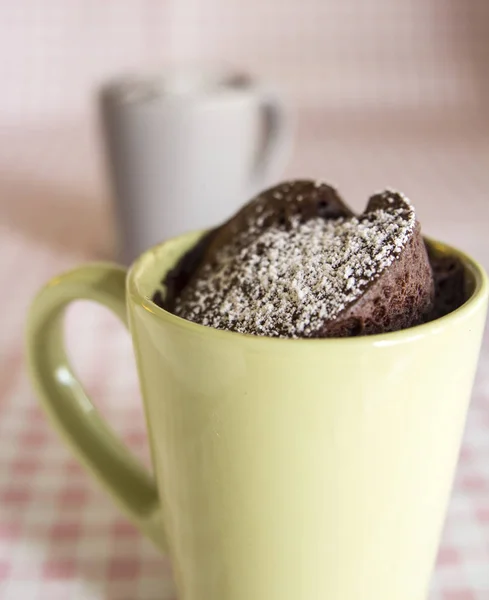 Mugcake カップで茶色のケーキ ストックフォト