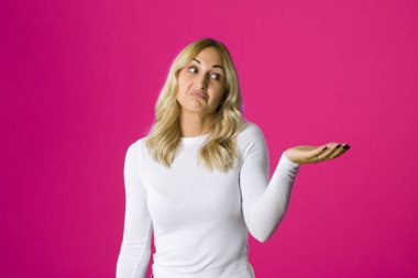 Kayıtsız kadın. Portre portre genç kızgın kişi kız aski