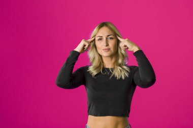 Düşünmeme izin ver. Düşünceli ifade ile şüpheli dalgın kadın,