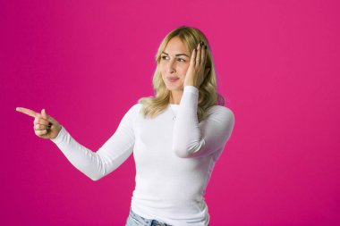 Olumlu çekici genç bayan, kenara neşeli exp ile Puan