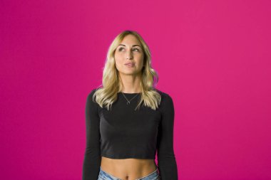 Olumlu çekici genç bayan, kenara neşeli exp ile Puan