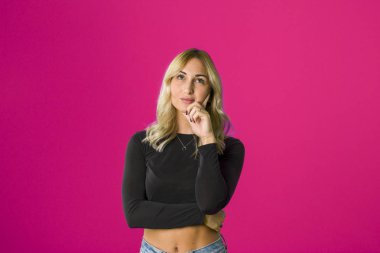 Düşünmeme izin ver. Düşünceli ifade ile şüpheli dalgın kadın,