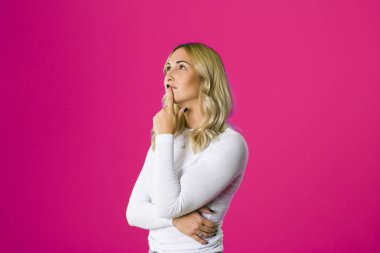 Düşünmeme izin ver. Düşünceli ifade ile şüpheli dalgın kadın,