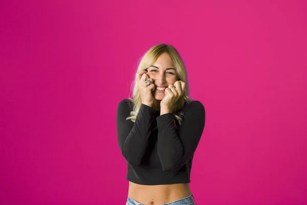 Retrato de uma menina alegre feliz — Fotografia de Stock