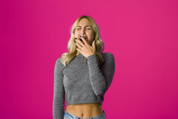 Portrait de belle femme stressée sur fond de couleur — Photo