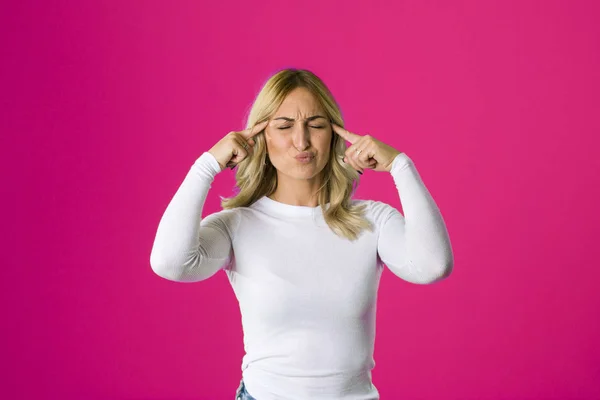 Portrait de belle femme stressée sur fond de couleur — Photo