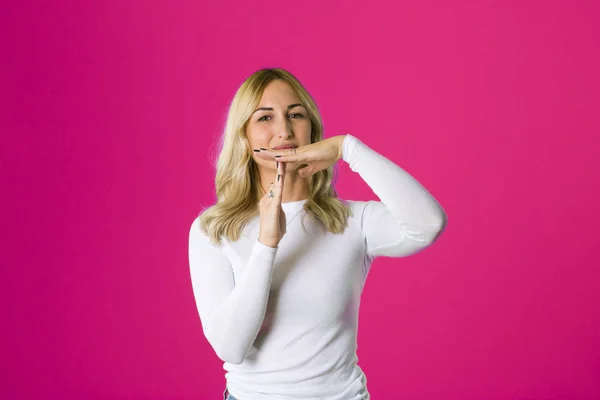 Portrait de belle femme stressée sur fond de couleur — Photo