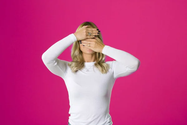 Schönes Weibchen hat nachts Angst vor Geistern, beißt Fingernägel — Stockfoto