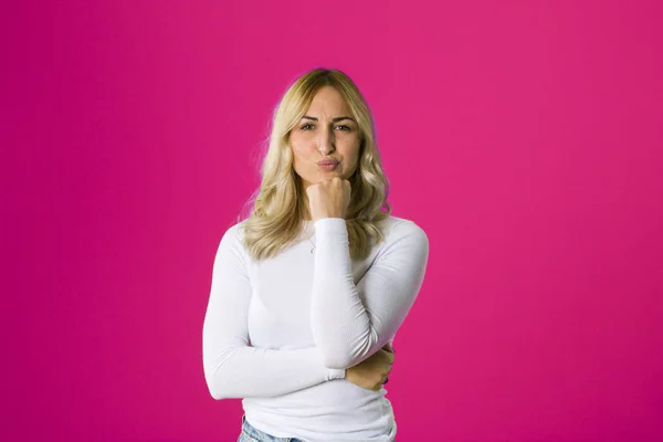 Portrait d'une jeune fille occasionnelle bouleversée debout avec les bras croisés — Photo