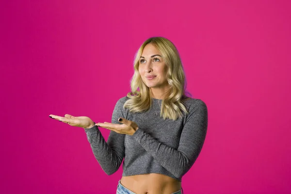 Retrato de una chica alegre sosteniendo espacio de copia en la palma de la mano — Foto de Stock