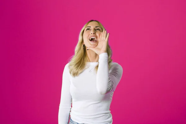 Portret van een jong meisje geschokt en huilen — Stockfoto