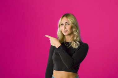 Olumlu çekici genç bayan, kenara neşeli exp ile Puan