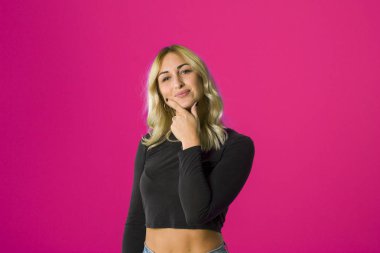 Düşünmeme izin ver. Düşünceli ifade ile şüpheli dalgın kadın,