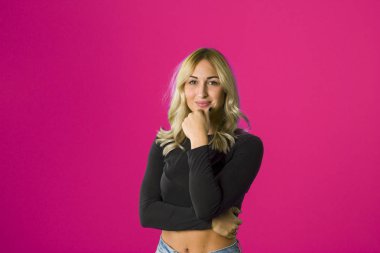 Düşünmeme izin ver. Düşünceli ifade ile şüpheli dalgın kadın,