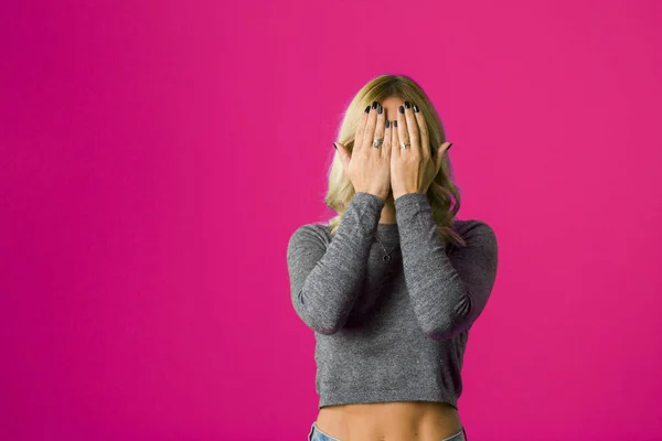 Schönes Weibchen hat nachts Angst vor Geistern, beißt Fingernägel — Stockfoto