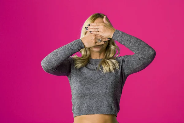 Schönes Weibchen hat nachts Angst vor Geistern, beißt Fingernägel — Stockfoto