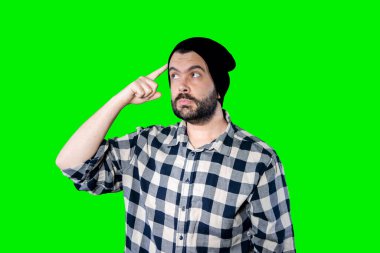 Kafkasyalı yakışıklı adam krom arka planda izole edilmiş bir şekilde yukarı bakarken bir fikir düşünüyor.