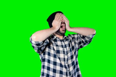 Kafası karışık sakallı bir adamın portresi. Krom arka planda izole bir şekilde el ele tutuşuyor.