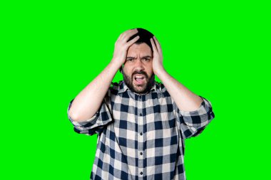 Kafası karışık sakallı bir adamın portresi. Krom arka planda izole bir şekilde el ele tutuşuyor.